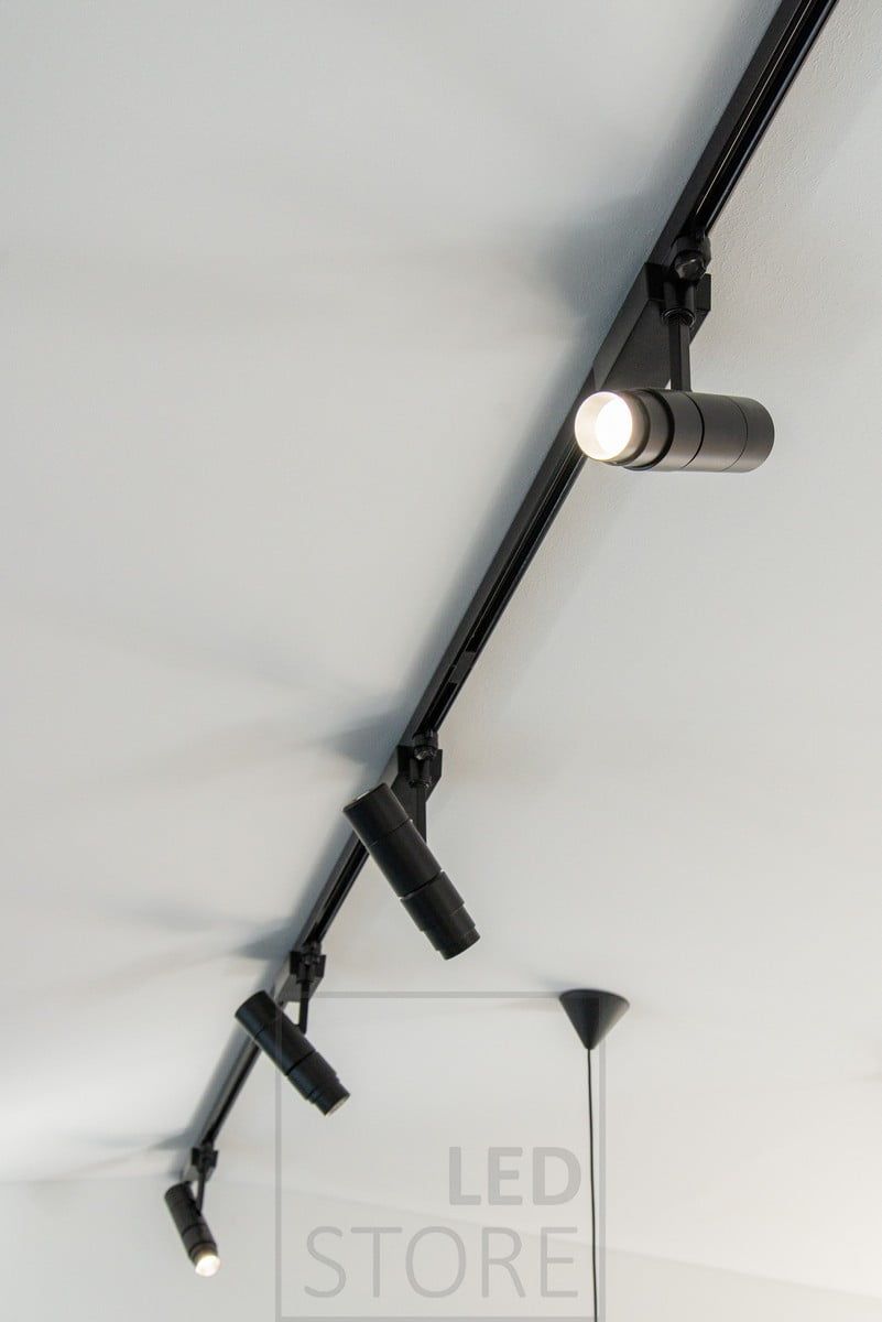 Black FOKUS led spotlight for 3-phase rail. The luminaire is available in both black and white, in 15W and 35W. The luminaire has an infinitely adjustable light opening angle between 10 and 60 degrees. Ledstore.fi