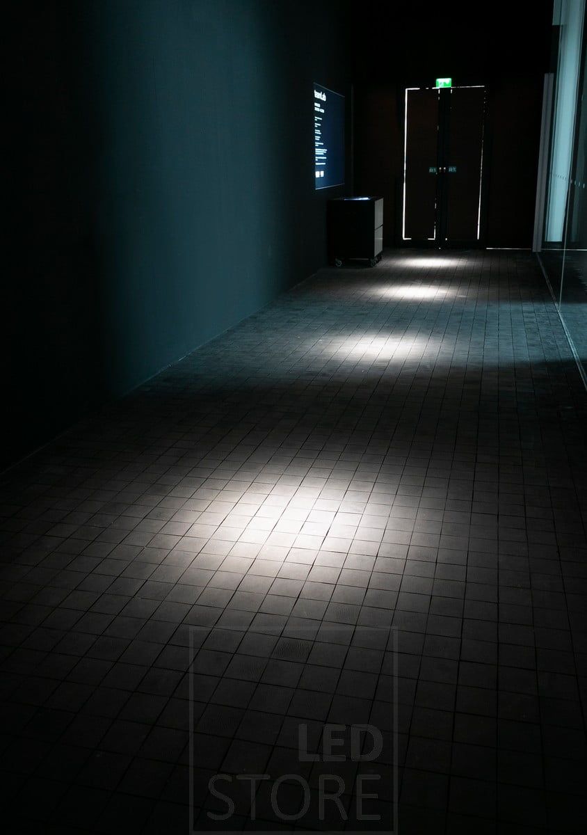 The FOKUS spotlight in three-phase size is ideal for use as a general light as well as an accent light, as it has an infinitely adjustable beam angle between 10 and 60 degrees. Ledstore.fi