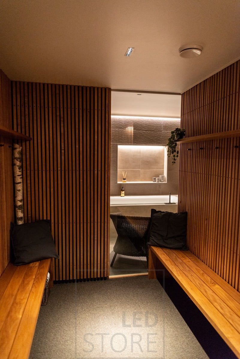 Dressing room illuminated by LINJA 5 spots. The linear spotlight on the ceiling continues the design flow of the wall trim. Ledstore.fi