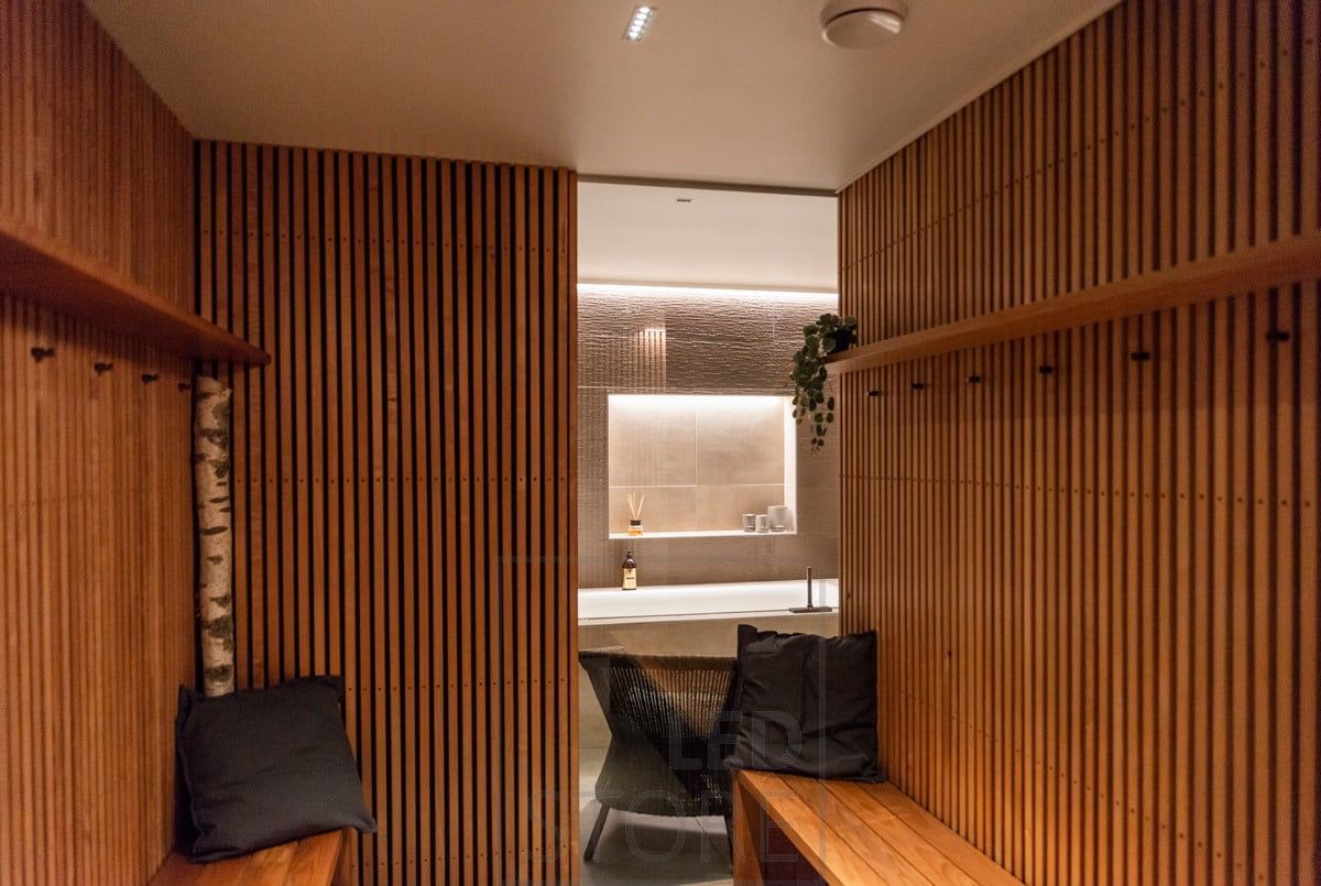 Dressing room illuminated by LINJA 5 spots. The linear spot on the ceiling continues the design thread of the cornices in the ceiling. Ledstore.fi