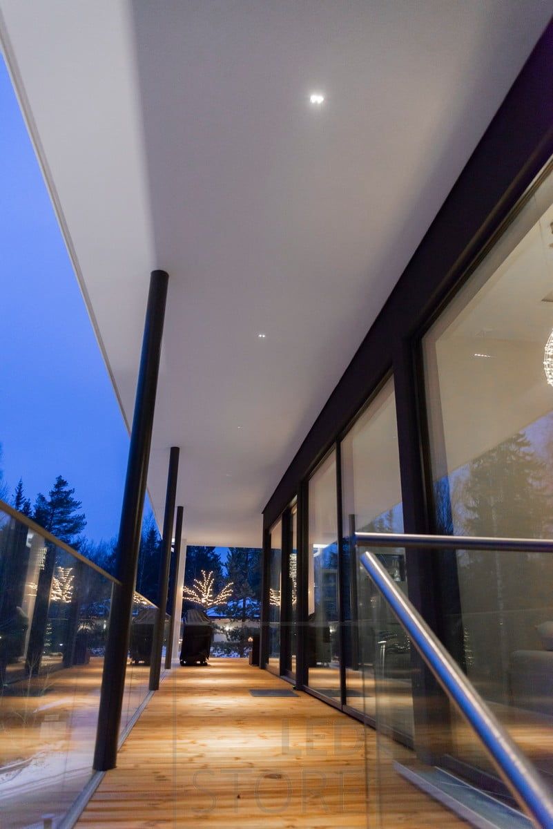 LINJA 2 spots for terrace lighting. The luminaire is dimmable and moisture-proof (IP44). The white edge of the frame is 7mm wide and the light sources are 10mm deep in square black light holes. Ledstore.fi