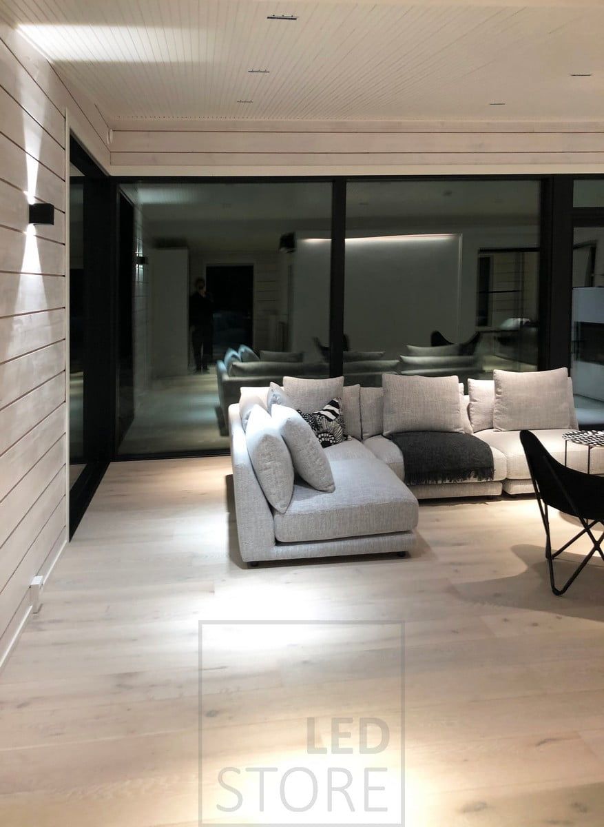 LINJA spots as ceiling lighting in the living room and a FUNK wall light illuminating the wall in two directions for mood lighting. Ledstore.fi