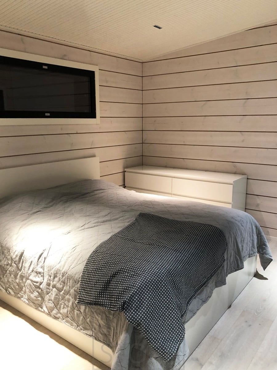 LINJA spots on the bedroom ceiling illuminate the room with narrow-angle light. Ledstore.fi