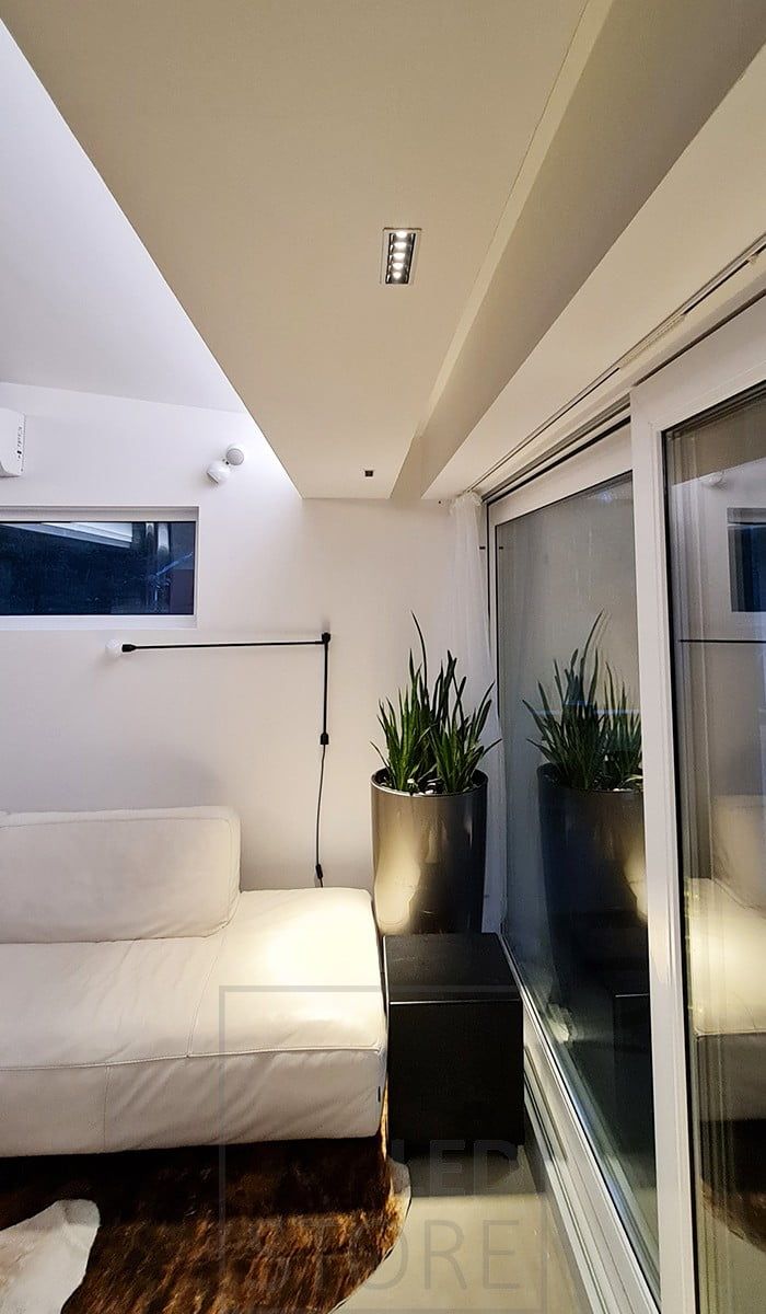 Living room mood lighting with LED strip for indirect light and LINJA 5 spots for narrow-angle light downwards.The luminous intensity is equivalent to 5x20W halogen, with a consumption of only 5x2W! Ledstore.fi