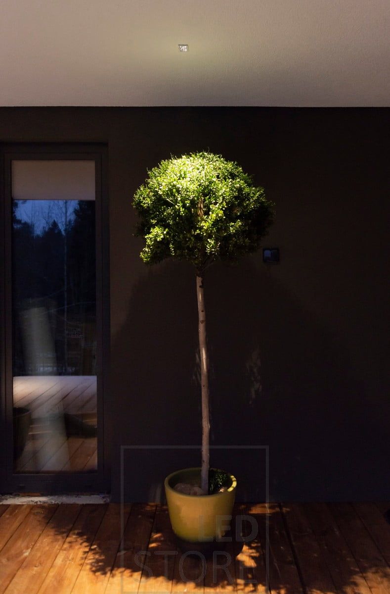 LINJA 2 spotlight outside on the terrace roof. Highlights and illuminates outdoor plants and creates atmospheric light on the terrace. Ledstore.fi