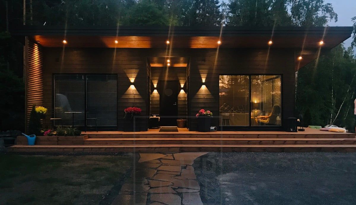 Atmospheric outdoor lighting. Led LINJA 5 spotlights as accent lighting for the cornices. Ledstore.fi