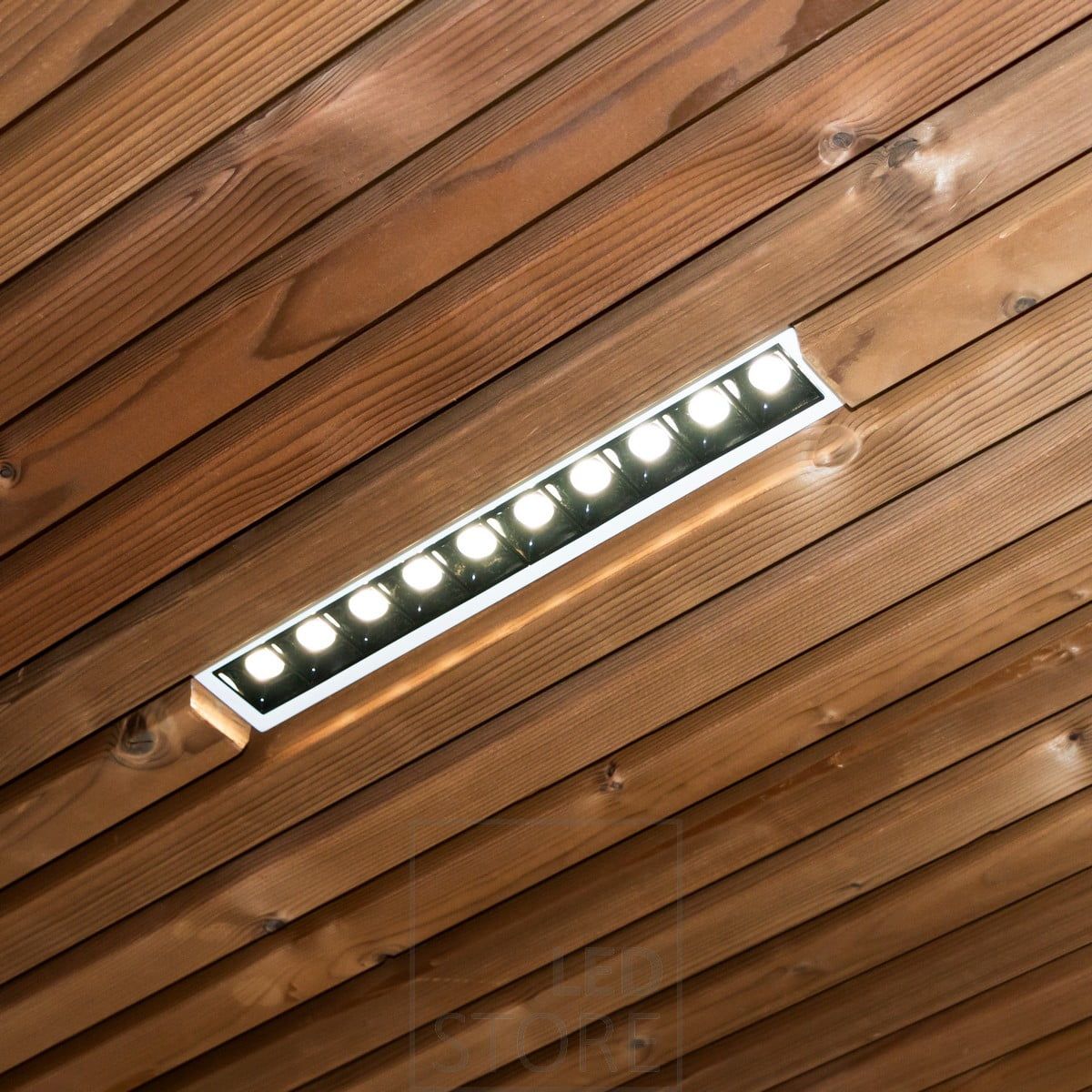 LINJA 10 recessed in the wall. The luminaire has 10 2W spots. Line 10 is perfect for narrow-angle lighting indoors, for example as accent lighting for wall surfaces and paintings, in corridors and for those who need narrow-angle general lighting. Ledstore.fi