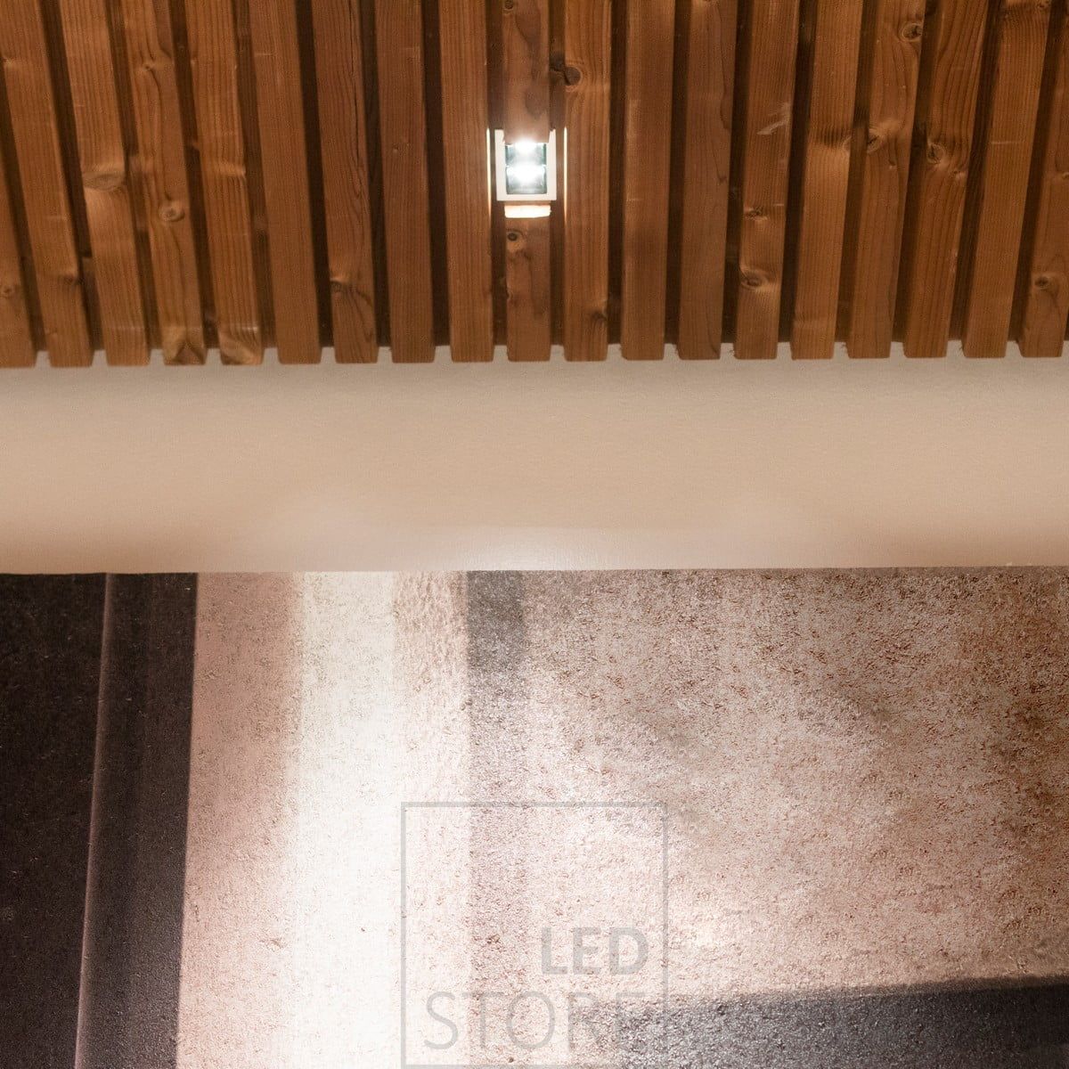 Led LINJA 2 spotlight highlighting a painting on a strip ceiling. The luminaire is recessed in the ledge and thus very unobtrusive. Ledstore.fi