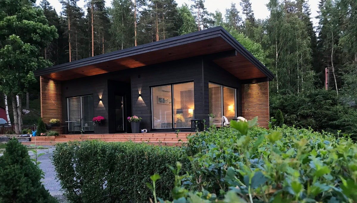 LINJA 5 spots highlighting the house's cornices. The light is an atmospheric accent light. Ledstore.fi