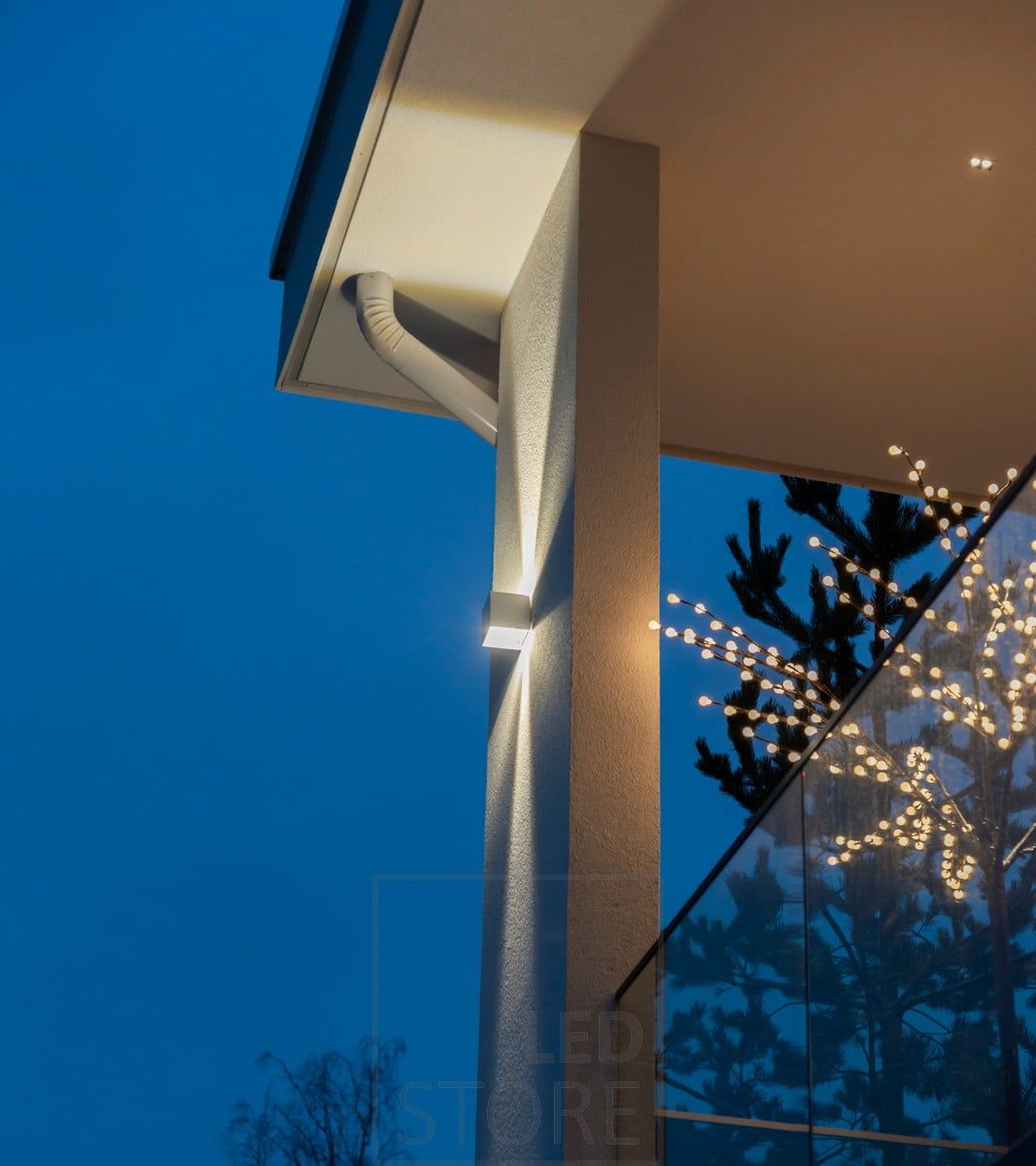 The Led FUNK wall light has an adjustable light opening angle. A small spot on the terrace roof, LINJA 2, illuminates the terrace with general light. Ledstore.fi