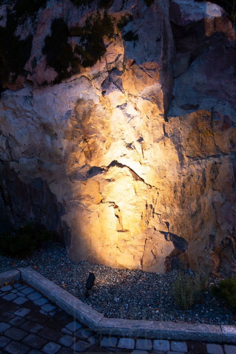 Led ground light SPIKE is a versatile outdoor luminaire. The frame and the glare shield are adjustable and the luminaire is IP65 protected. Ledstore.fi