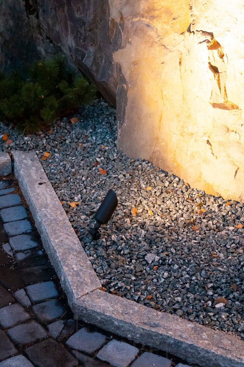The Led SPIKE ground light has a freely orientable body and is black and sleek. Ledstore.fi