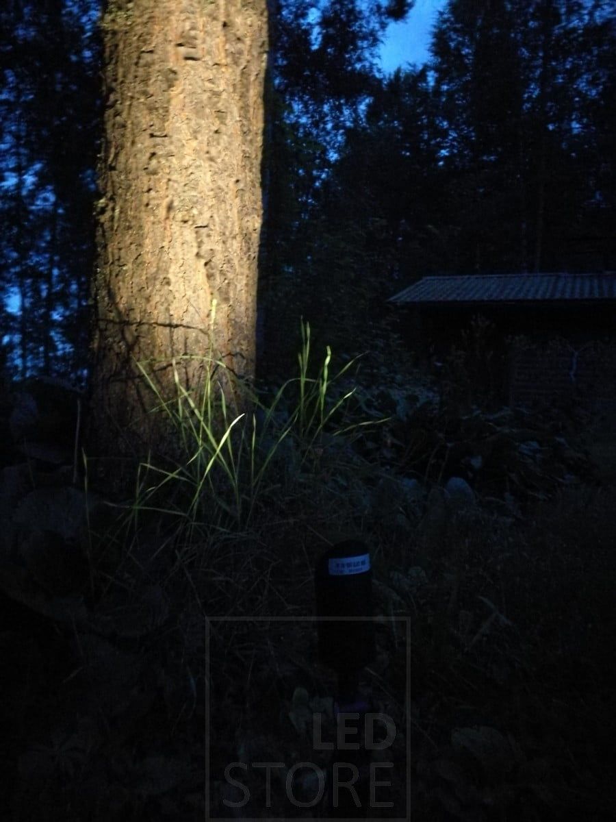 Led ground light spike illuminating a tree. The lamp has enough power to illuminate even large objects outdoors. Ledstore.fi