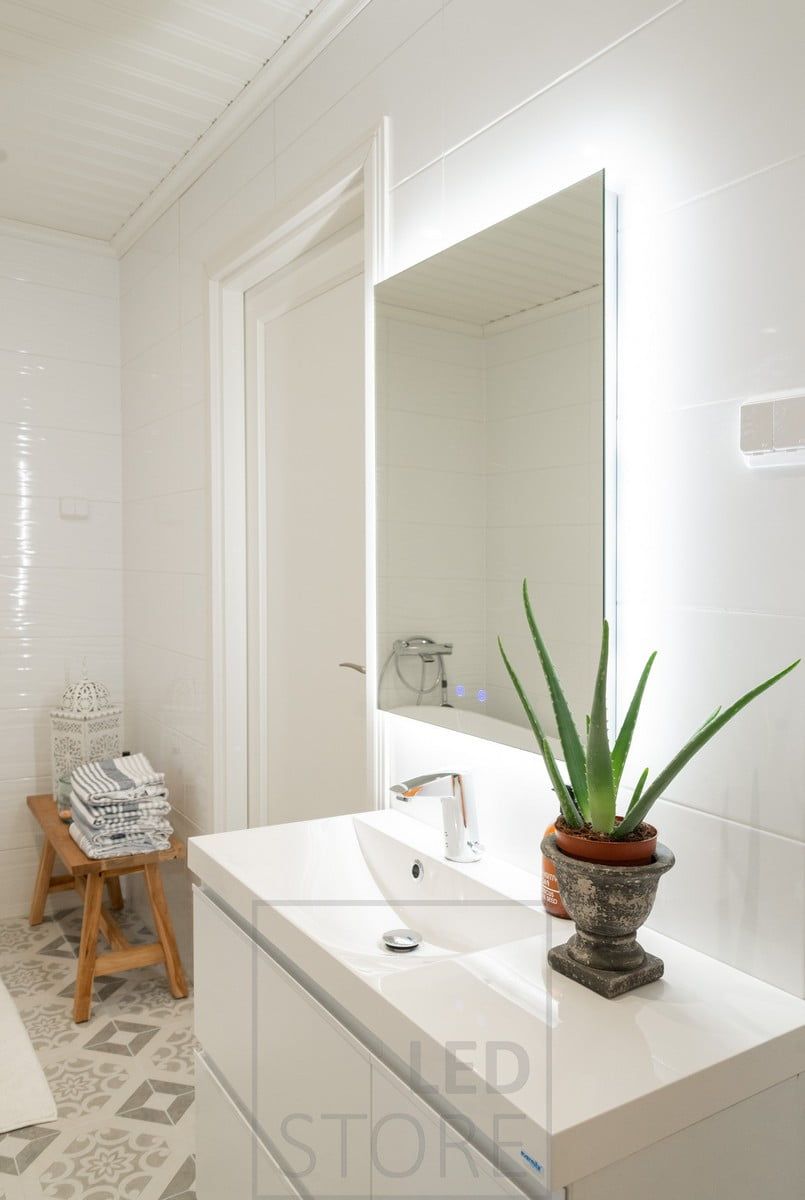 The HALO light mirror is a stylish addition to your bathroom lighting. The high quality mirror features defrosting, dimming and colour temperature control as well as stylish touch buttons. Ledstore.fi