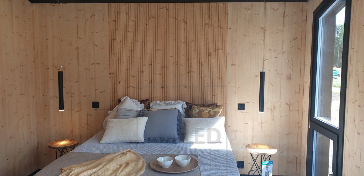 On either side of the bed, PIPPU pendant lights as reading lights illuminate the bed with atmospheric light. Ledstore.fi