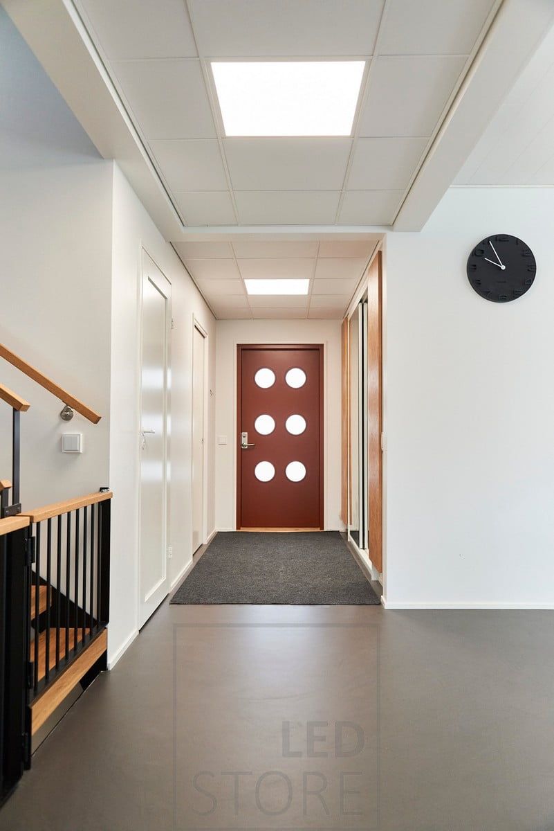In the entrance hall and lobby, LED panels resembling skylights. The panel evenly illuminates a larger area. Ledstore.fi
