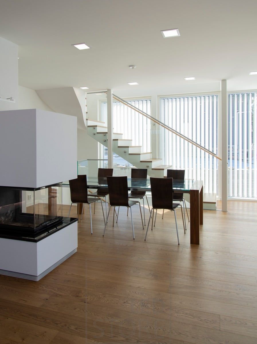 Lighting in the dining area with panel lights. The look is modern and the minimalist lamps fit nicely into the Scandinavian interior. Ledstore.fi