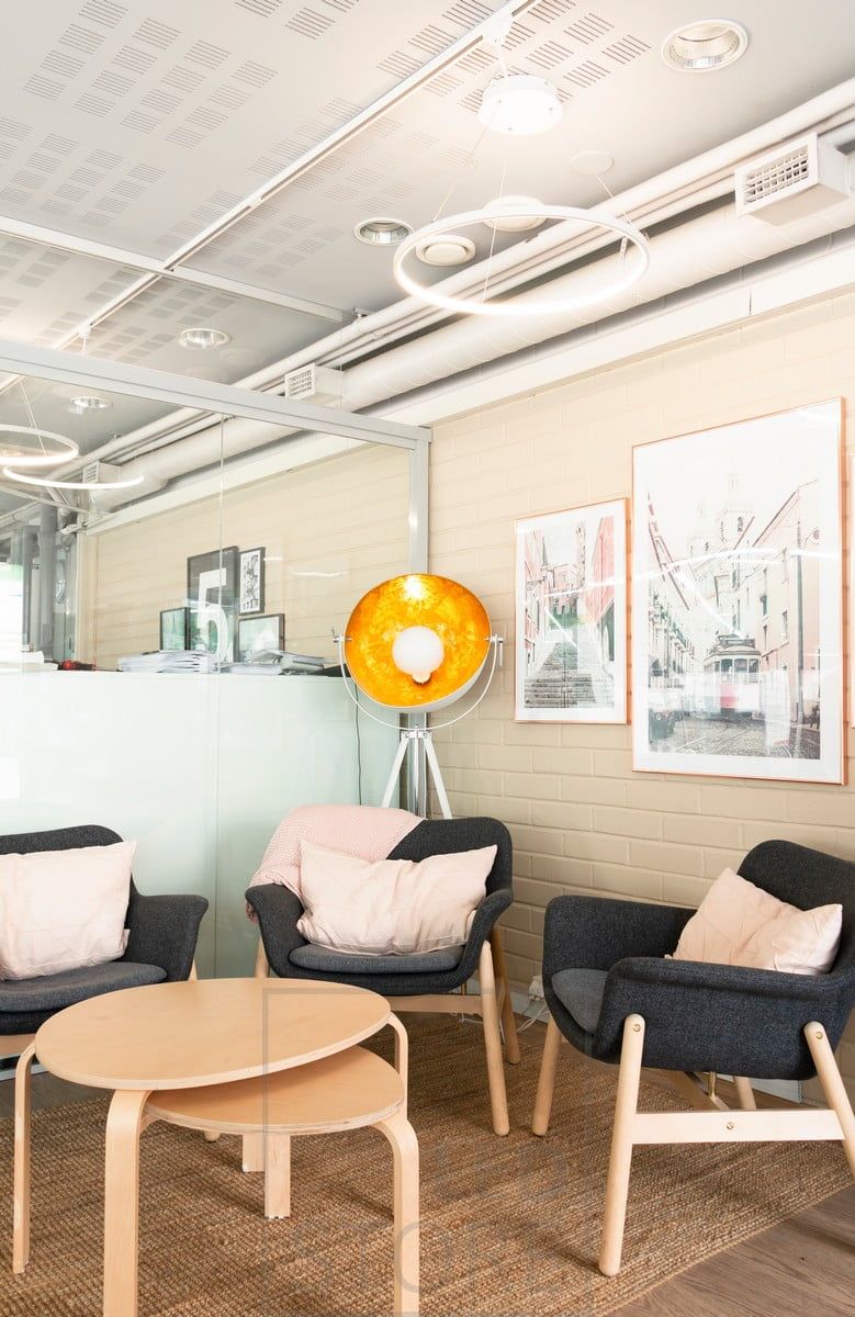The office is illuminated by the graceful and minimalist RINKELI pendant luminaires with pleasant, high-quality light. Ledstore.fi