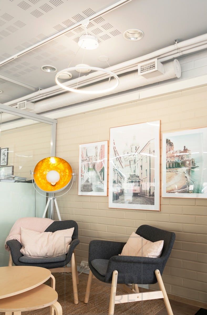 The office is illuminated by graceful and minimalist RINKELI pendant luminaires with pleasant and adjustable light. The luminaire is both dimmable and colour temperature adjustable. Ledstore.fi
