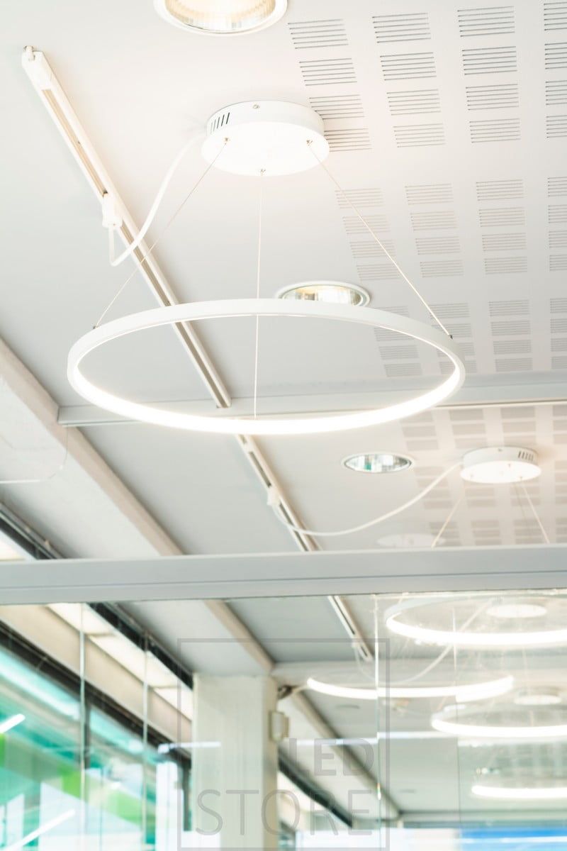 The office is illuminated by graceful and minimalist RINKELI pendant luminaires. Ledstore.fi