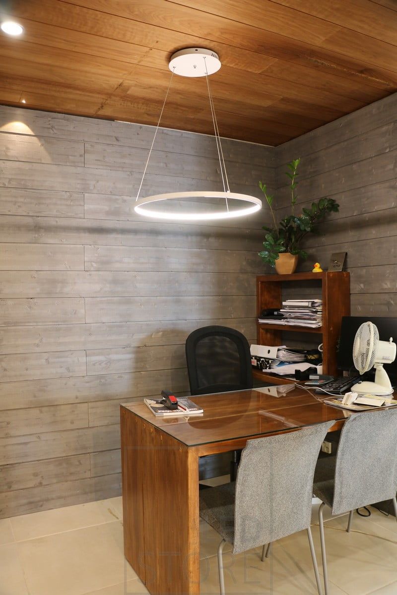 Above the desk, a RINKELI pendant lamp provides good working light. Ledstore.fi