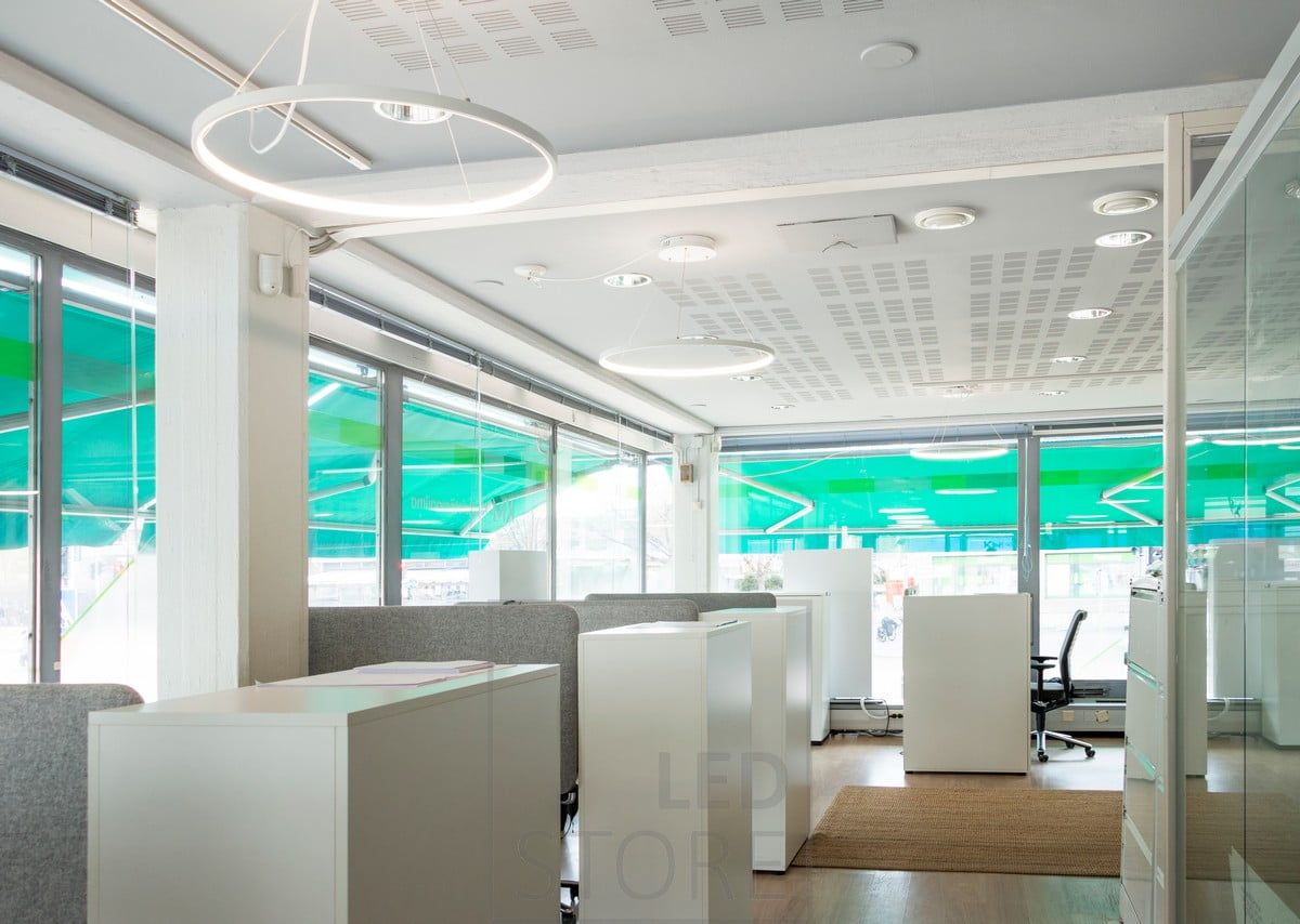 The ceiling is decorated with graceful and minimalist RINKELI pendant lights. Thanks to their timeless design, they are suitable for both home and office. Ledstore.fi