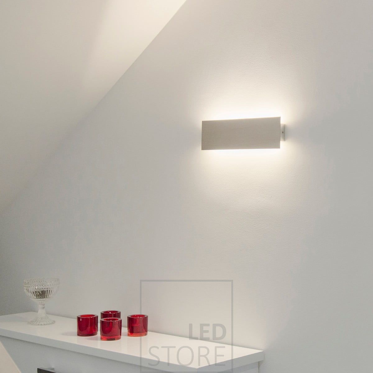 The STRAIGHT Led wall luminaire provides indirect light in two directions through the wall. Ledstore.fi