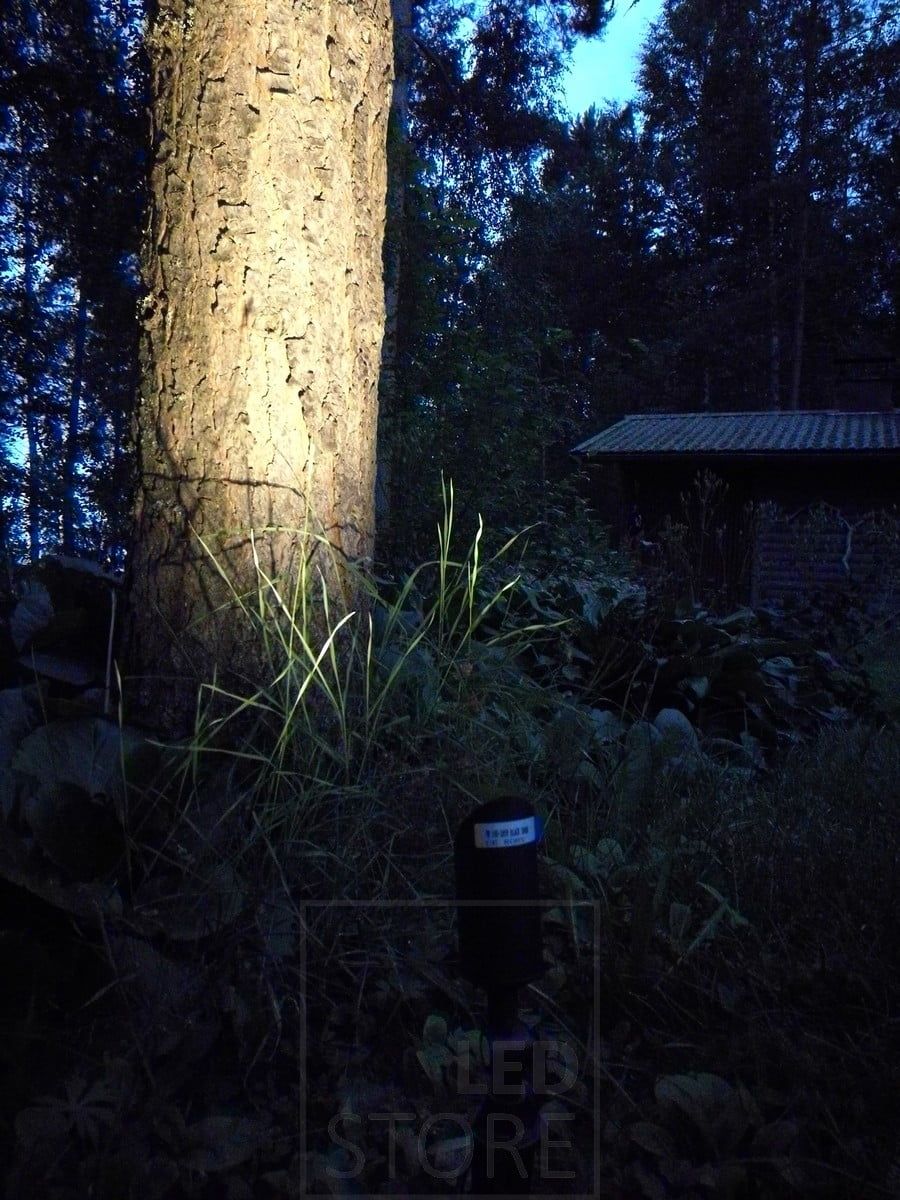 Beautiful accent light outdoors with a maquis light, aimed at a tree. Ledstore.fi