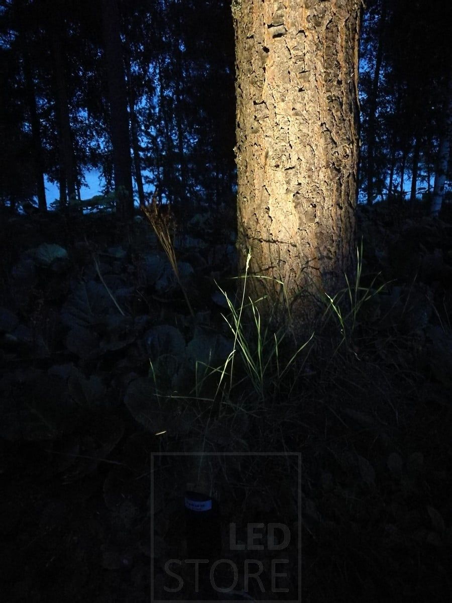 Wood accentuated with directional earthenware. Ledstore.fi