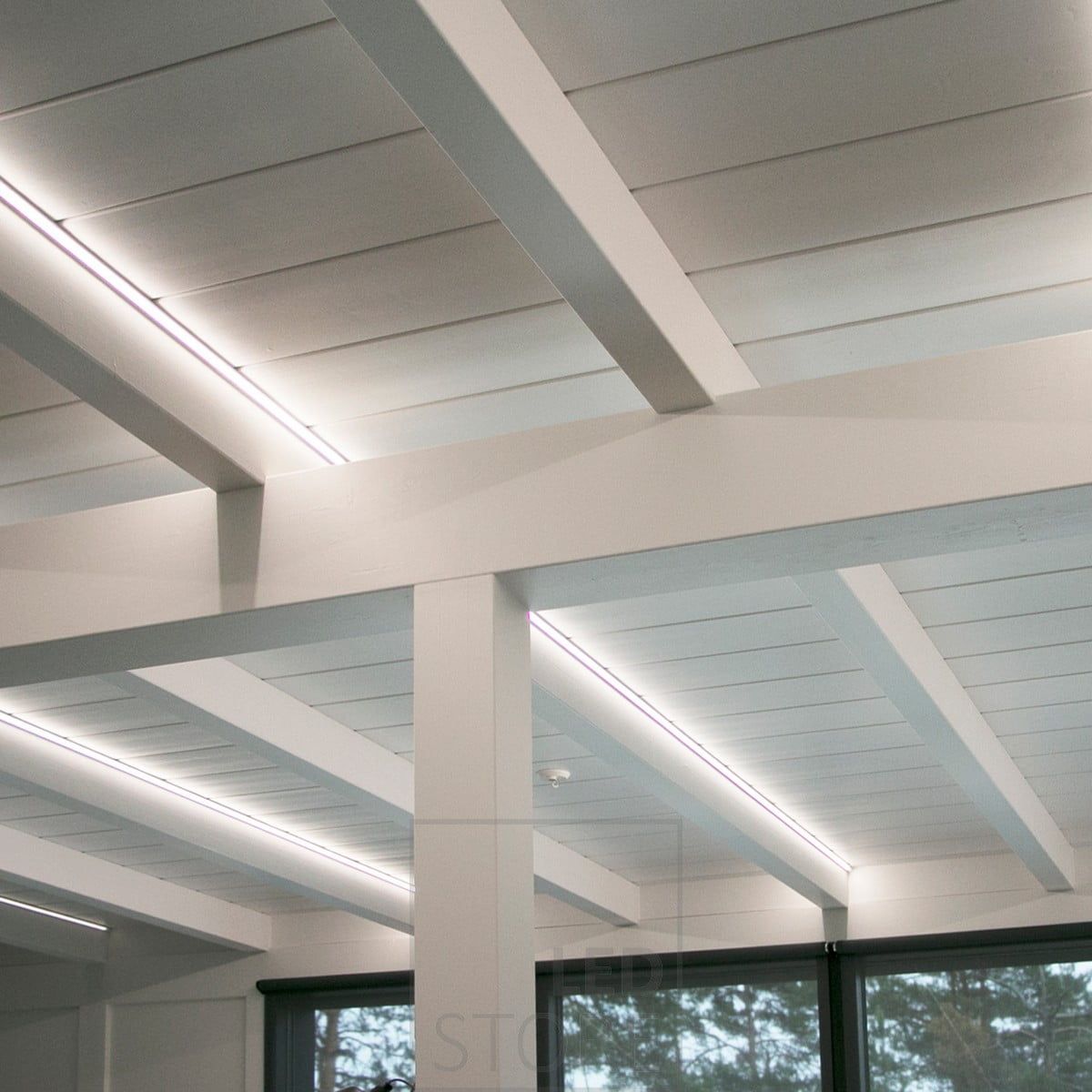 LED strips highlighting the beams. The accent light also provides good general lighting in the space. Ledstore.fi