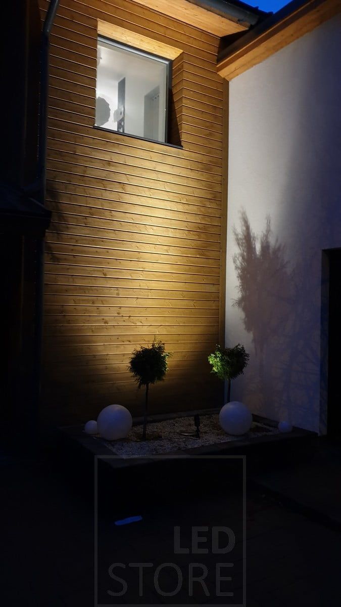 A wall-mounted ground luminaire provides effective lighting from the bottom up. Ledstore.fi