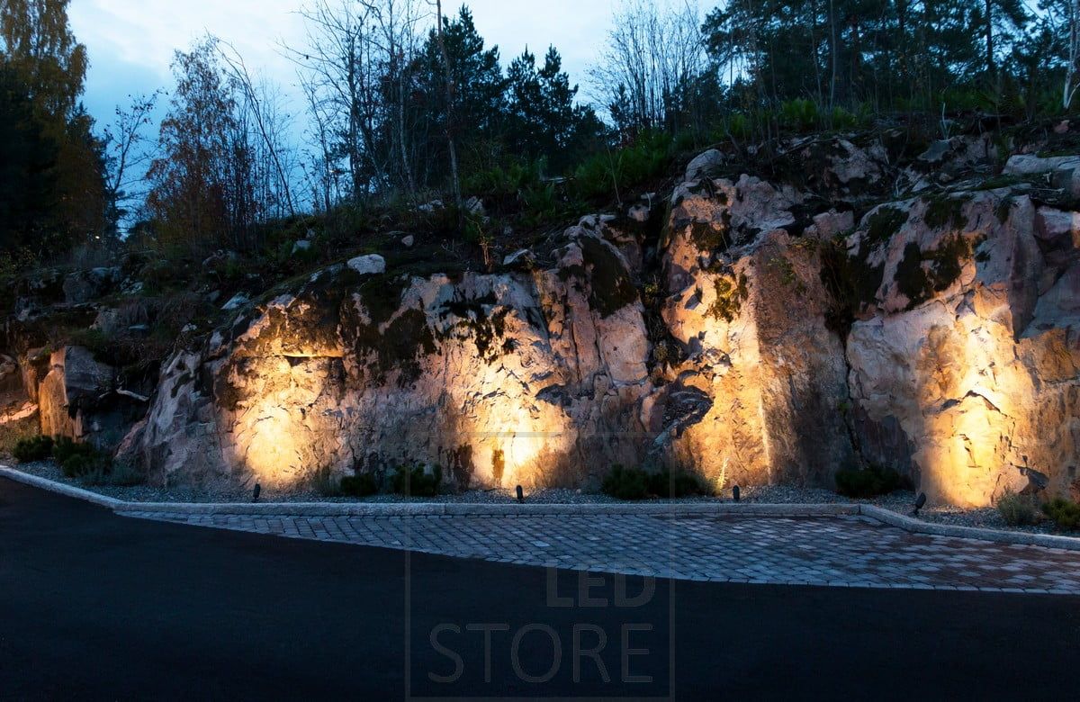 Outside, accent lighting of a cliff with earthenware. Ledstore.fi