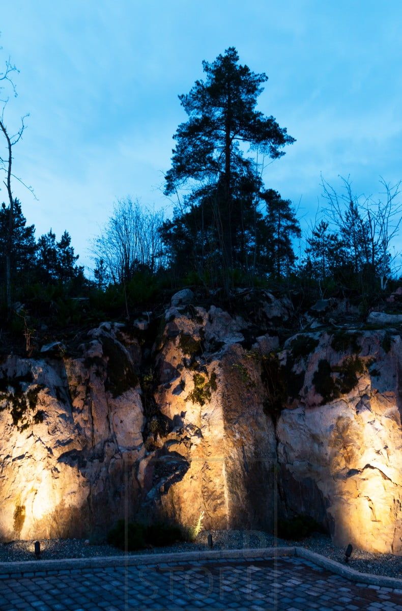 A directional earth spike makes an excellent accent light. Highlight a rock, trees, plantings or a courtyard. Ledstore.fi