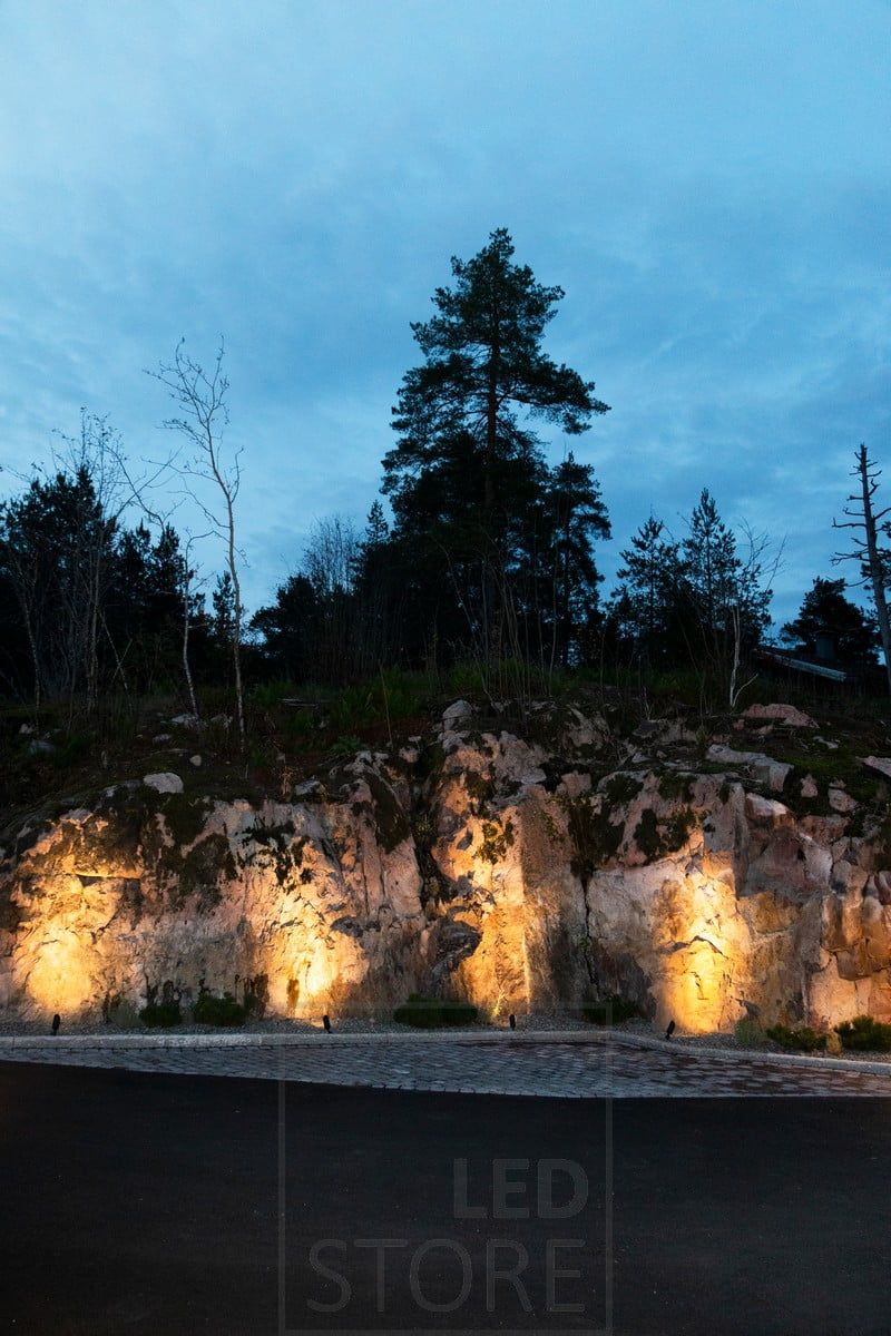 Highlighting the rock with SPIKE earth spade. Ledstore.fi
