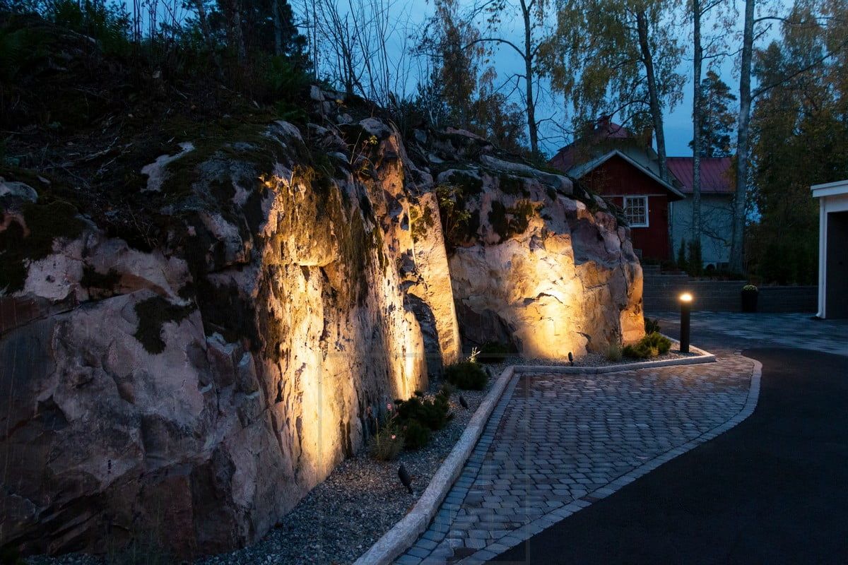 The rock is illuminated and accentuated with directional SPIKE earth spikes. Ledstore.fi