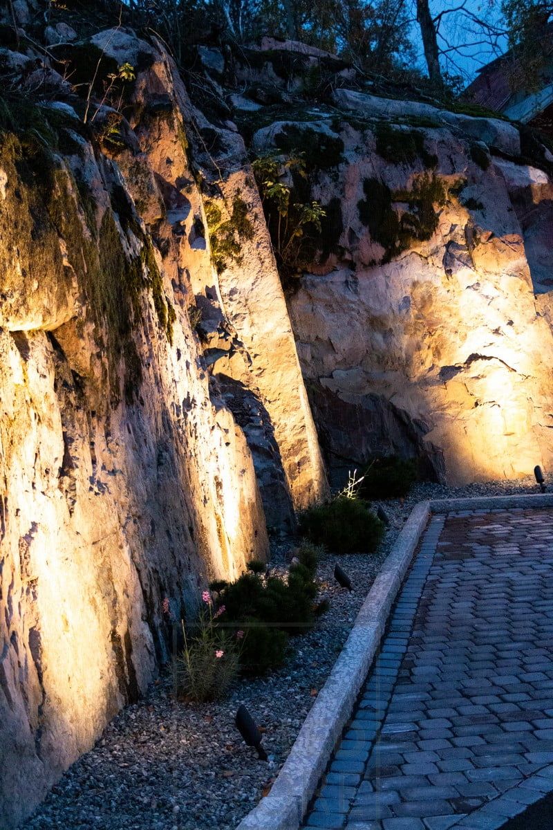 Illuminating and highlighting the rock with SPIKE directional earth spikes. Ledstore.fi