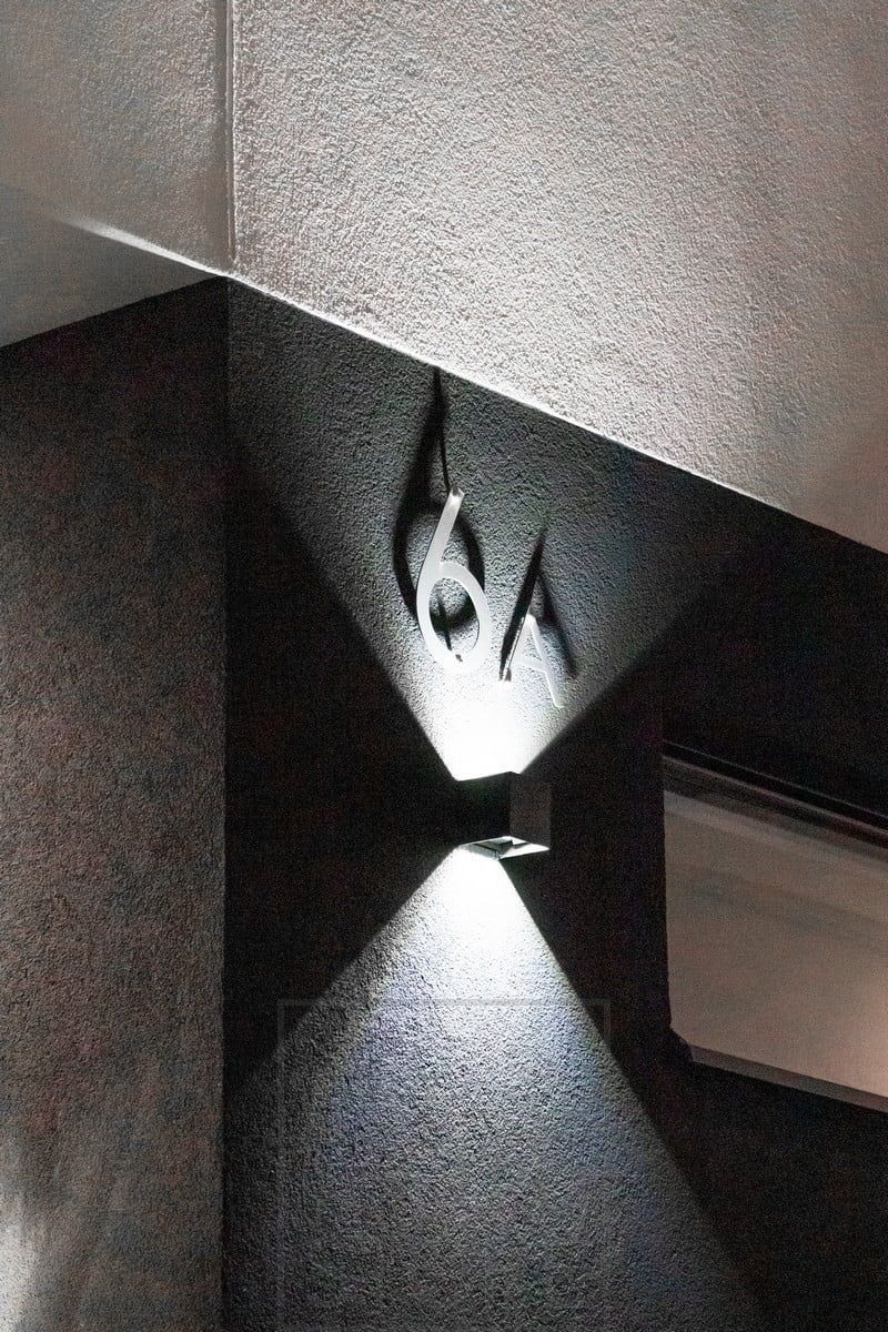 Illumination of a house number with a bi-directional FUNK wall light. Ledstore.fi