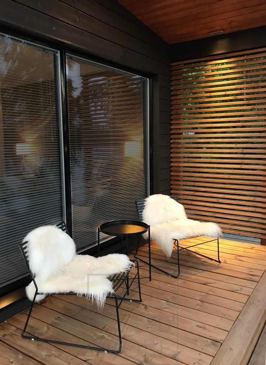 LINJA5 ceiling luminaire with narrow-angle light to accentuate the horizontal framing. Ledstore.fi