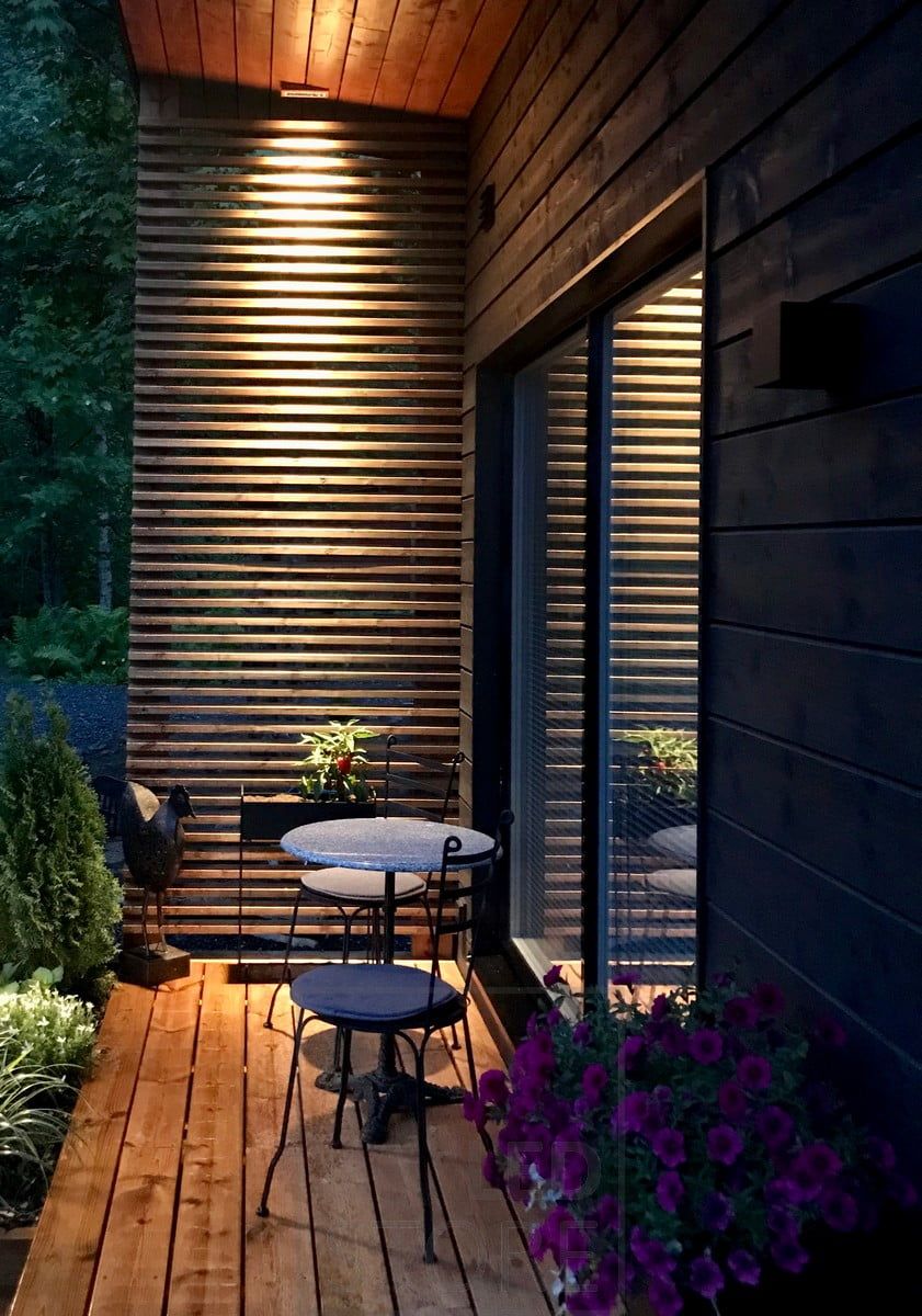 A LINJA5 luminaire with a narrow beam illuminating the ceiling. Ledstore.fi