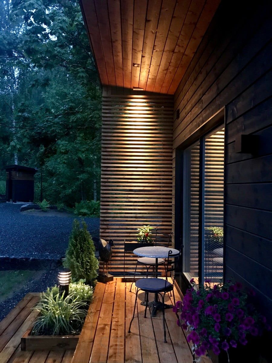 LINJA5 luminaire highlighting the horizontal framing outdoors. Ledstore.fi