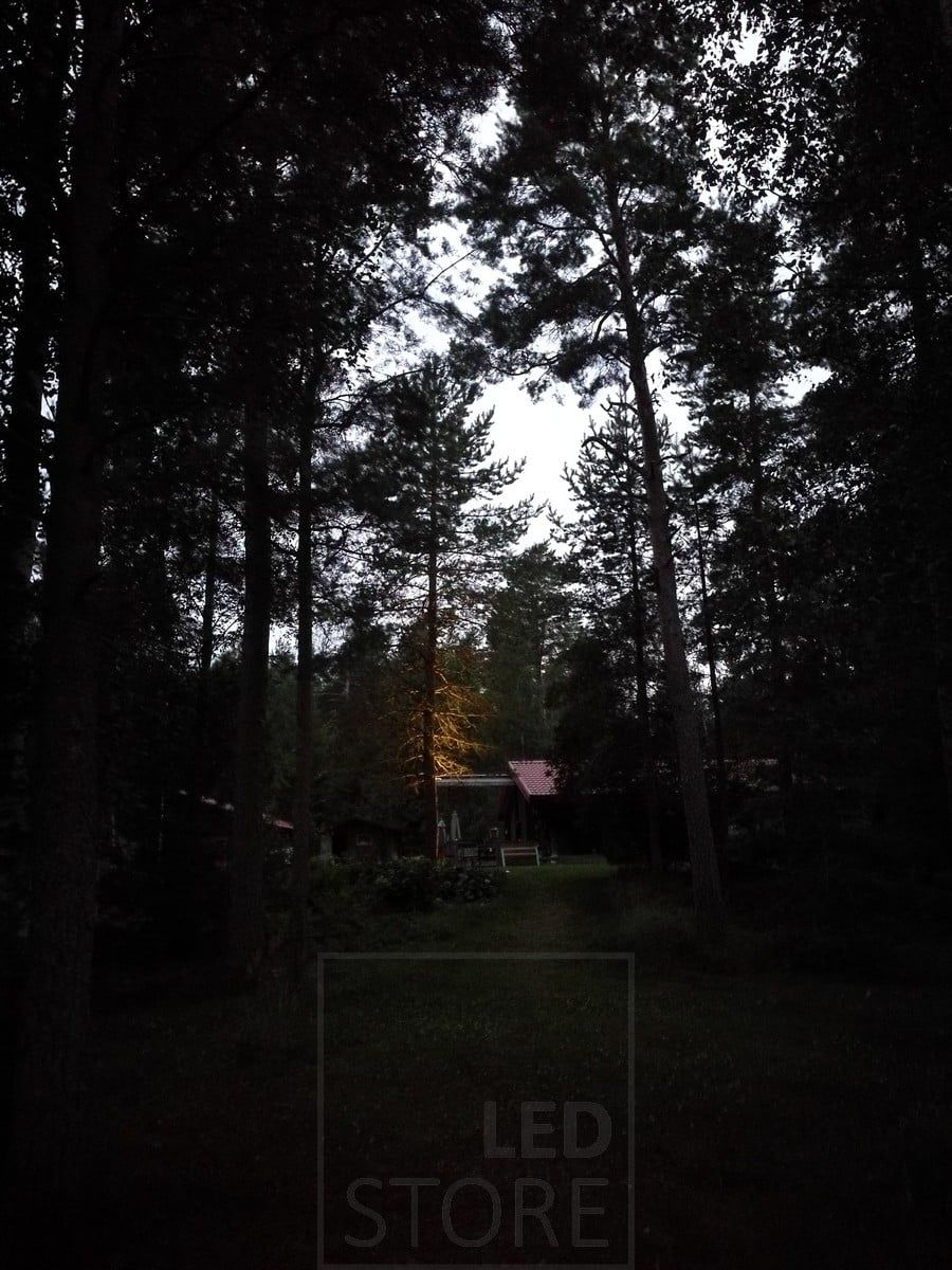 The tree highlight is visible from a distance. The luminaire used is earthenware. Ledstore.fi