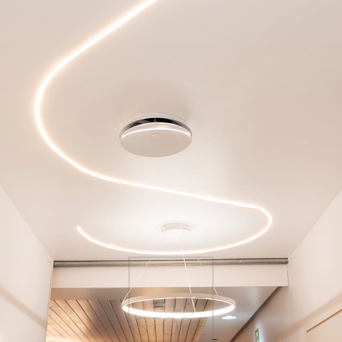 With the NEON folding light strip, you can easily create different shapes and only your imagination is the limit to its use. The colour temperature of the light can be adjusted between 2400K and 5400K. Ledstore.fi