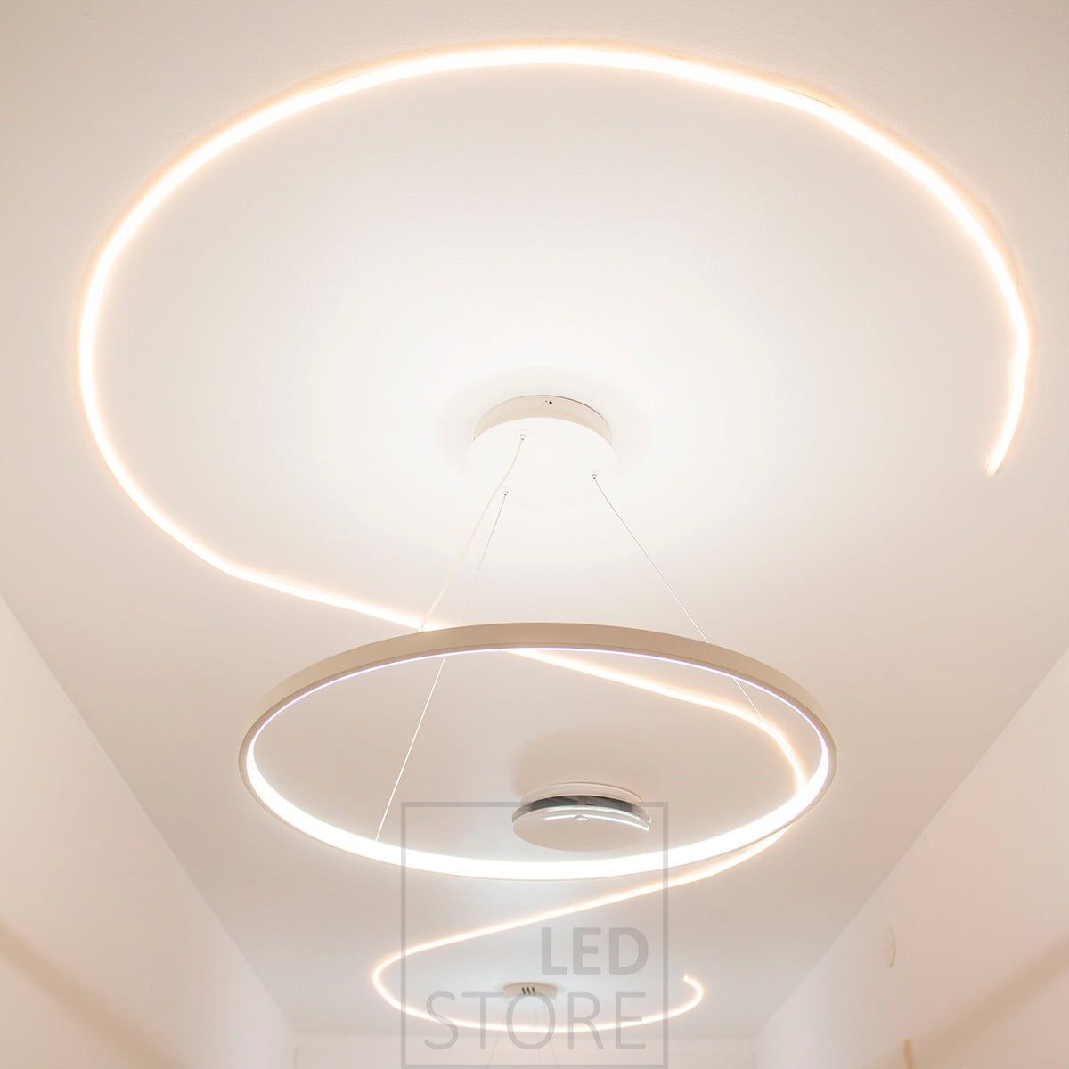 The colour temperature of the light from the NEON retractable strip light can be adjusted between 2400K and 5400K. The strip light shapes the ceiling into beautiful circular forms. Ledstore.fi