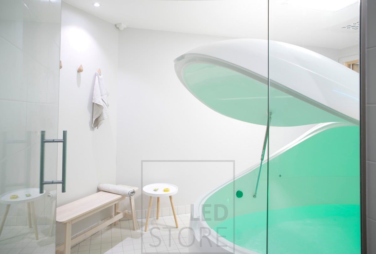 Float Kallio - led spotlight illuminating a wall near a nail shack. Ledstore.fi