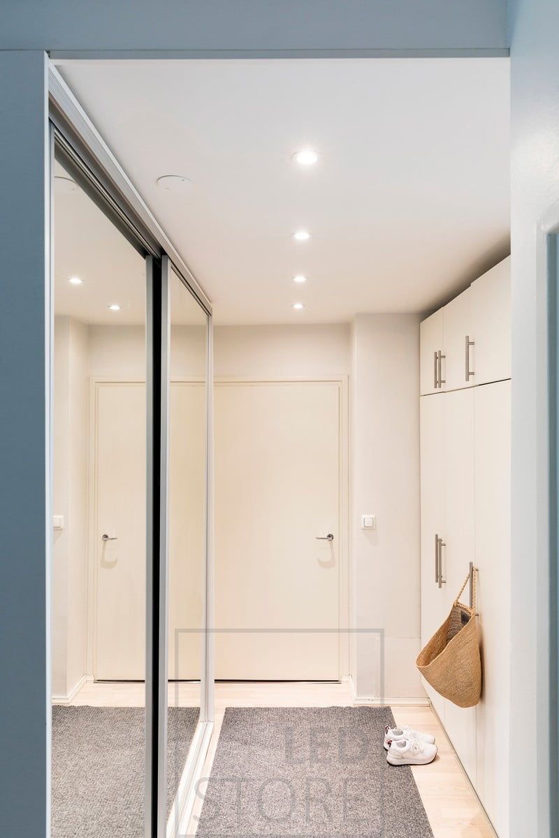 Spotlighting in the hallway with round, 9W spotlights. Ledstore.fi