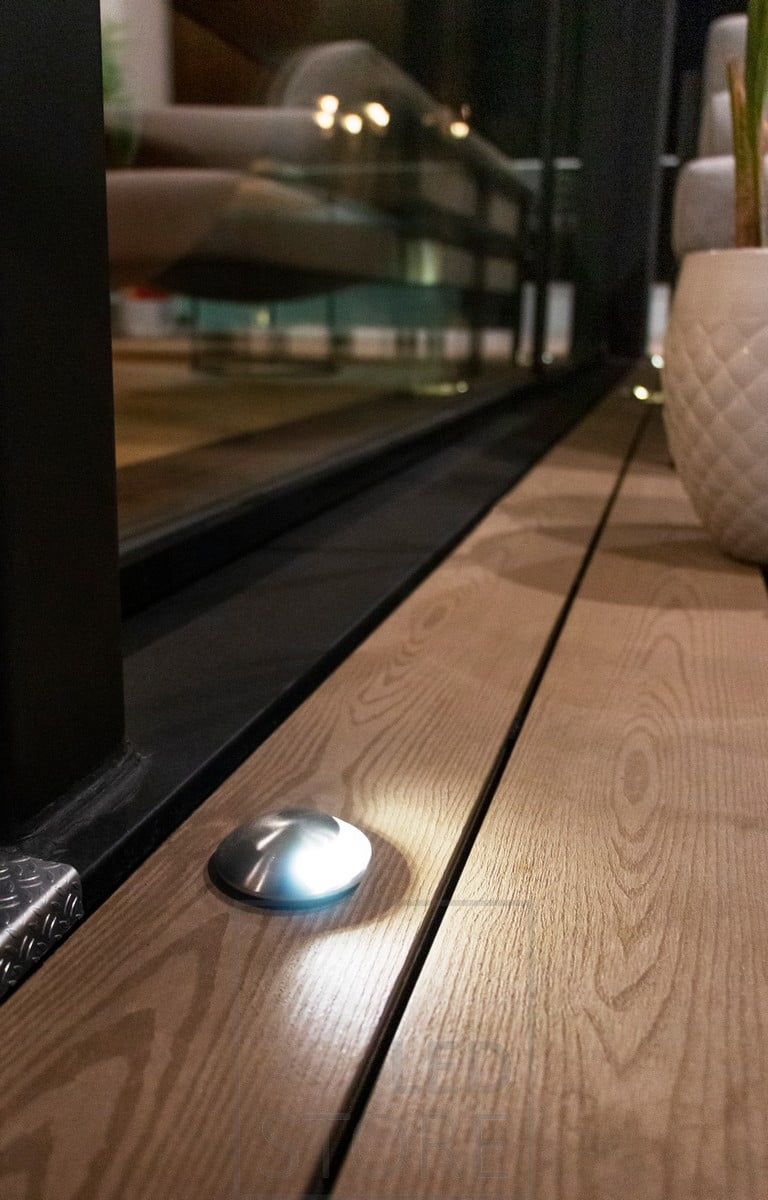 The one-way outdoor spotlight is an atmospheric luminaire that provides soft, indirect light. Ledstore.fi