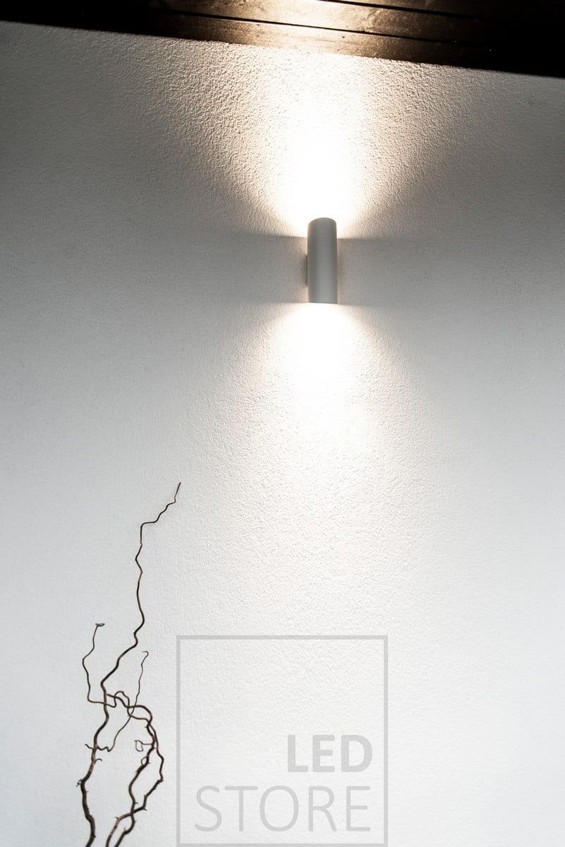 Bidirectional outdoor luminaire Viisto in white. The light is a warm 3000 Kelvin and the light pattern is soft. Also available in black and as a one-way version. Ledstore.fi