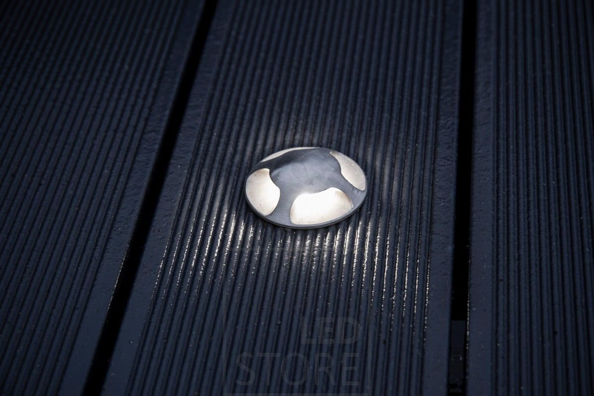 The lighting is directed horizontally in four directions from the opening in the luminaire cover, so this luminaire is ideal for lining walkways. Resistant to seawater and overturning. Ledstore.fi