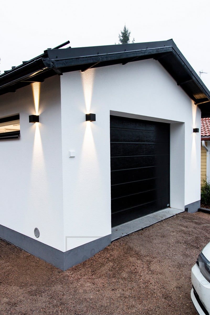 Black bi-directional FUNK wall light for the garage facade. The dimmable, black led FUNK luminaire allows you to adjust the angle of the light using the wings on the luminaire. This simple luminaire looks great in high spaces, corridors, staircases, exterior walls and terraces. The luminaire is moisture-proof to IP65 and is suitable for both indoor and outdoor use. Also available in white. Ledstore.fi