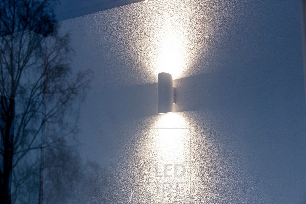 White, bi-directional Viisto wall lamp. Also available in black. Led wall VIISTO is a modern, durable and simple outdoor luminaire. VIISTO forms a beautiful light pattern on the wall. Ledstore.fi